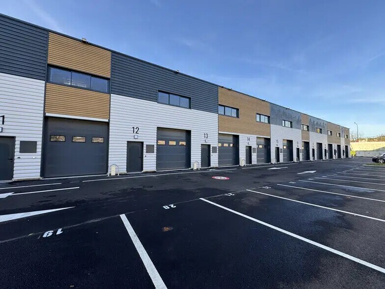Light Industrial in Épinay-sur-Seine to rent - Building Photo - Image 2 of 4