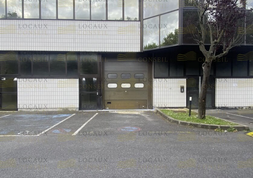 Light Industrial in Nanterre to rent - Interior Photo - Image 2 of 11