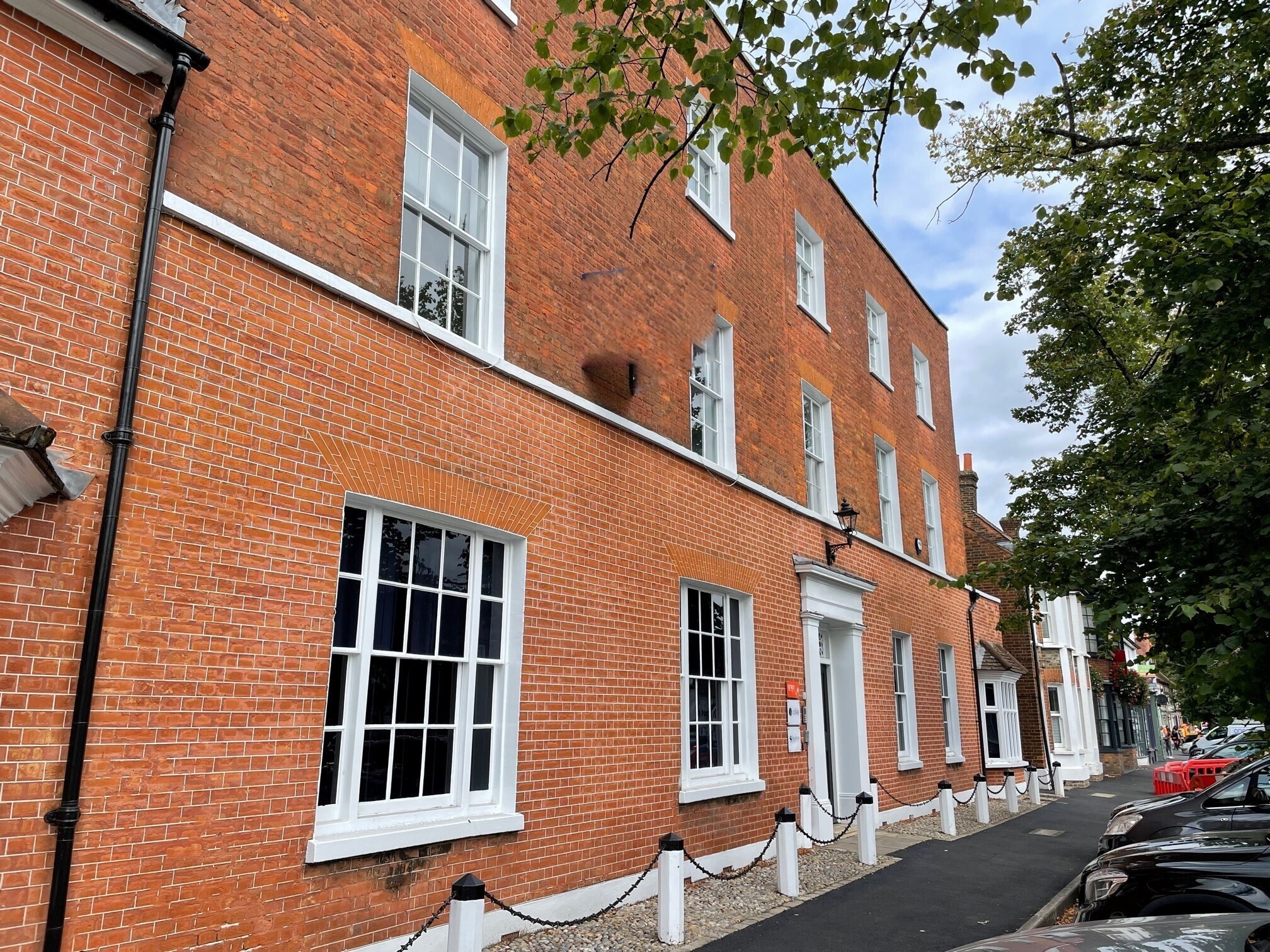 27 London End, Beaconsfield to rent Building Photo- Image 1 of 12