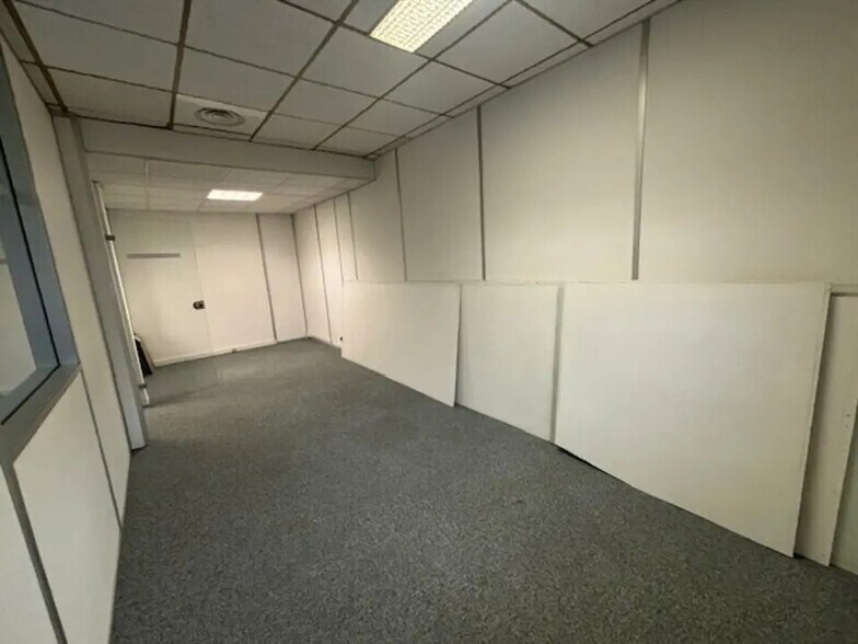 Office in Aix-en-Provence to rent - Building Photo - Image 2 of 7