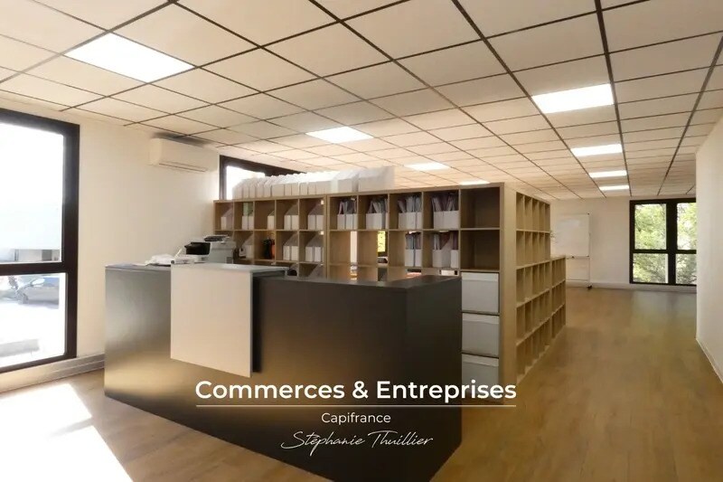 Office in Aix-en-Provence to rent - Building Photo - Image 2 of 12