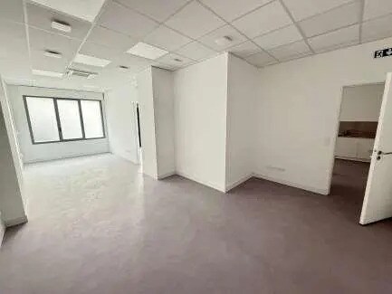 44 Place Francois Mitterrand, Savigny-le-Temple to rent Interior Photo- Image 1 of 5
