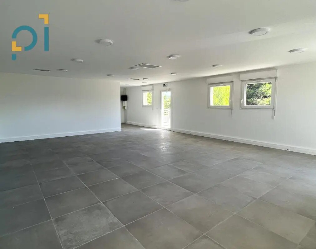 Office in Saint-Cannat to rent Building Photo- Image 1 of 5