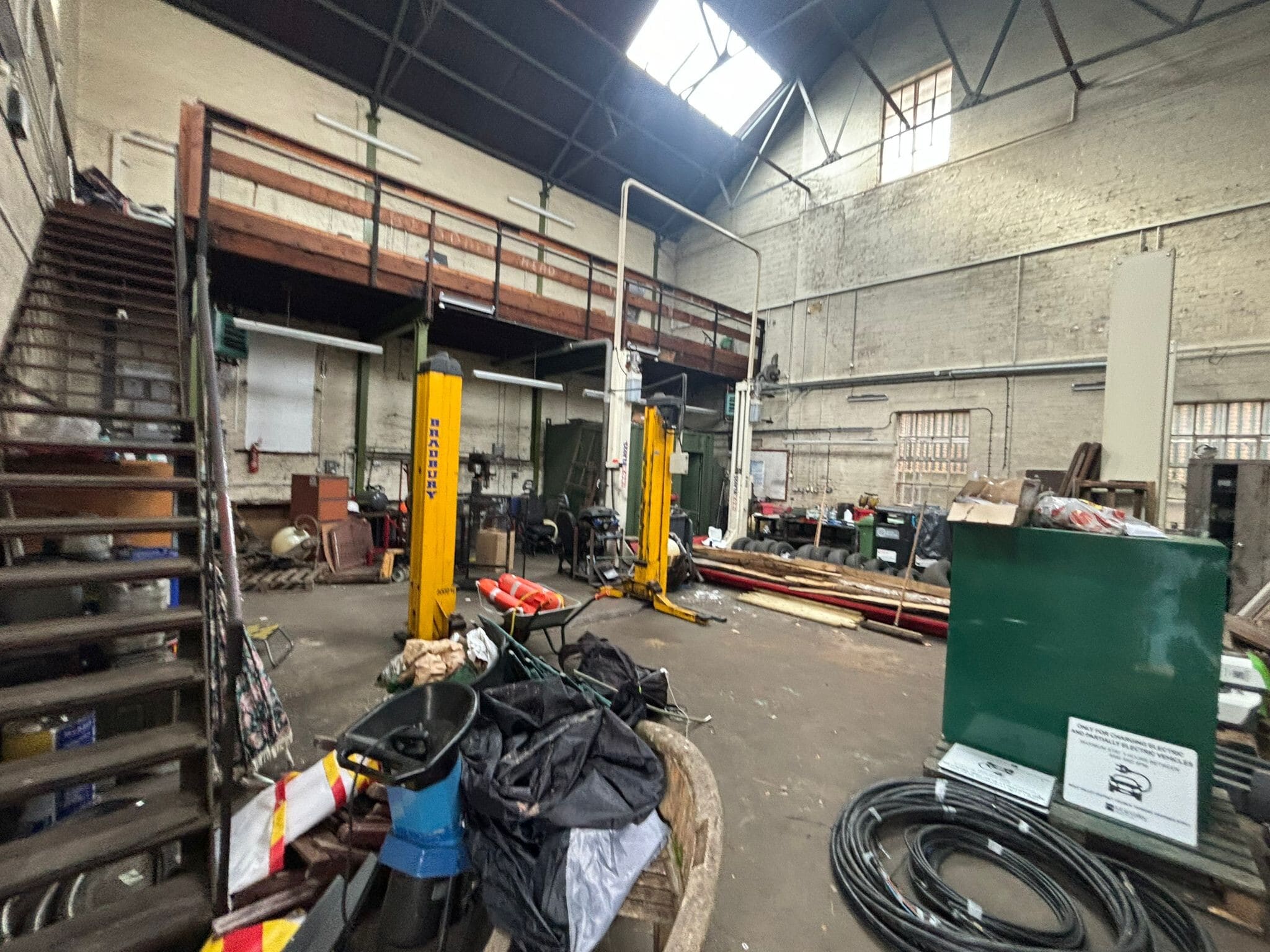 3 Curtis Rd, Dorking to rent Interior Photo- Image 1 of 2