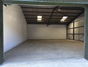 Beamond End, Amersham to rent Interior Photo- Image 1 of 3