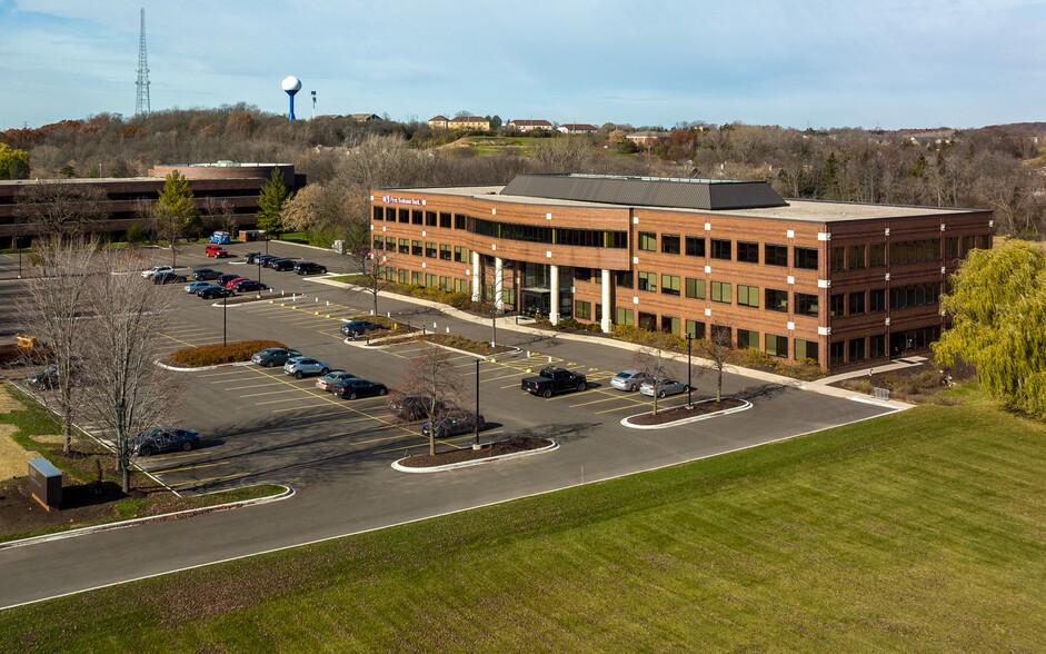 18500 W Corporate Dr, Brookfield, WI for rent - Building Photo - Image 1 of 4