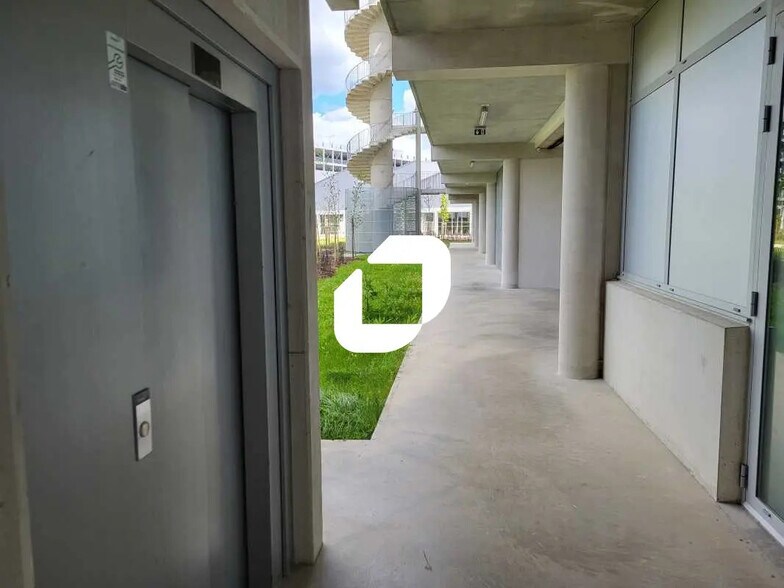 Office in VILLENAVE-D'ORNON to rent - Building Photo - Image 3 of 8