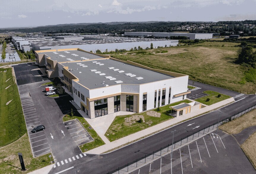 Light Industrial in Vaulx-Milieu to rent - Building Photo - Image 3 of 4