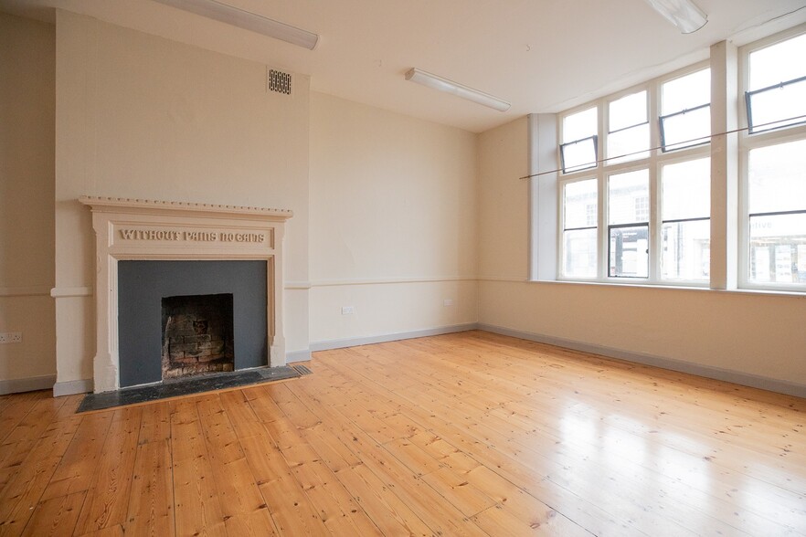 83 High St, Street to rent - Building Photo - Image 2 of 5