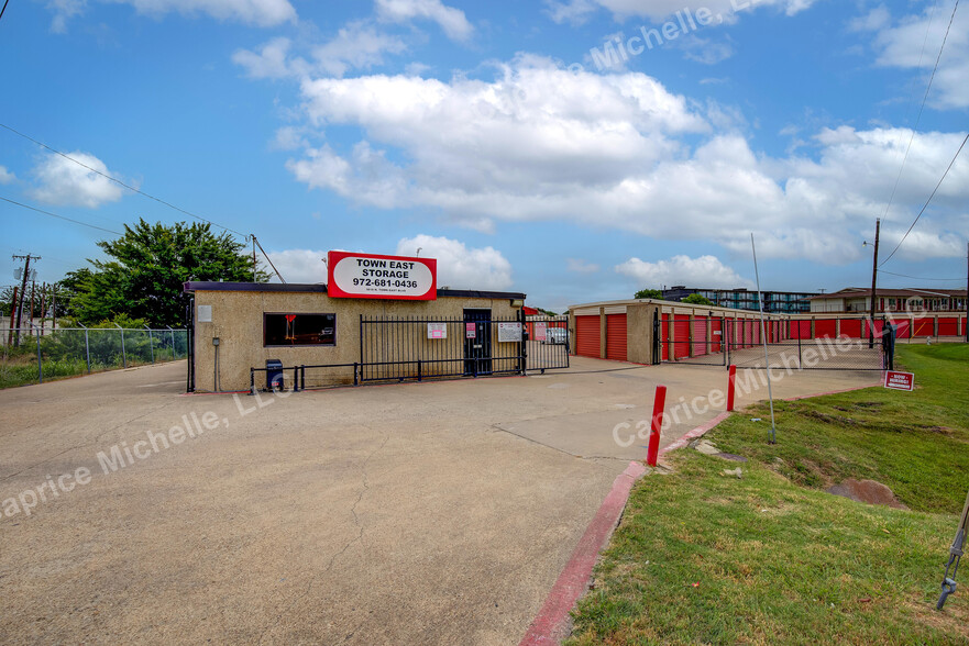 Self Storage Portfolio portfolio of 2 properties for sale on LoopNet.co.uk - Building Photo - Image 2 of 48