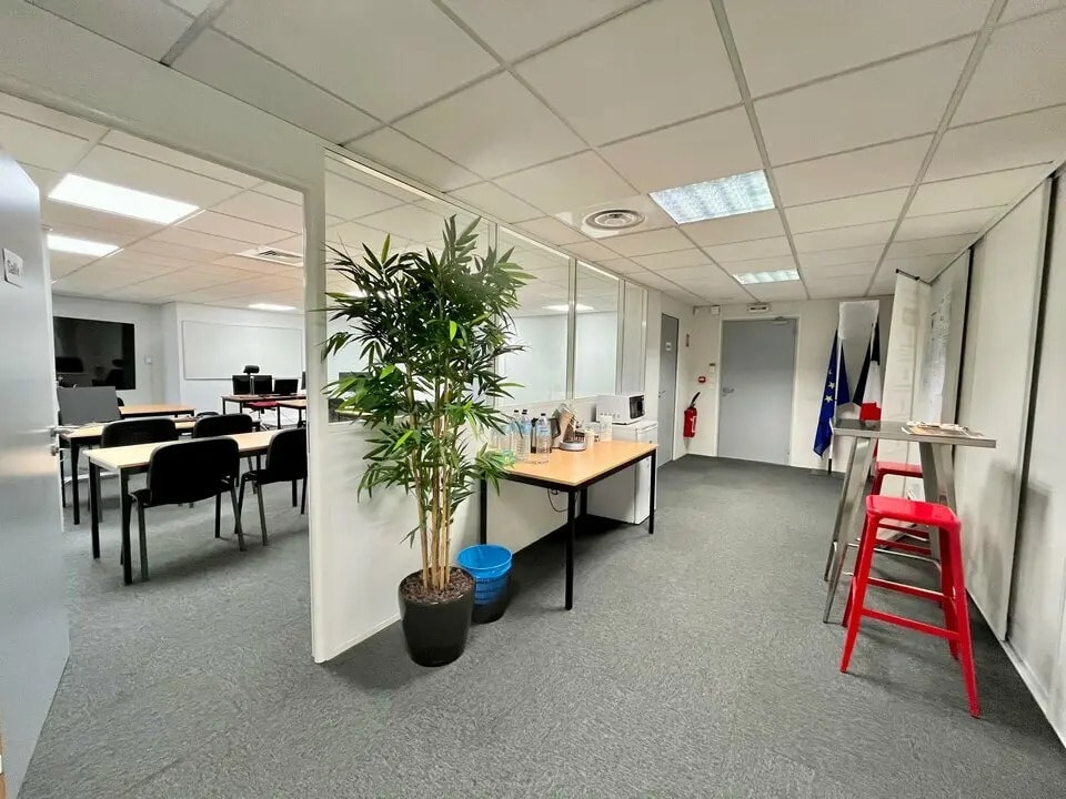 Location Bureaux 251 m² - Photo 1