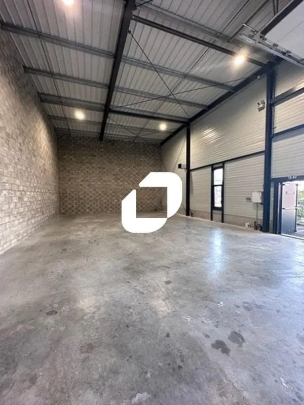 Location Local d'activités 247 m²
