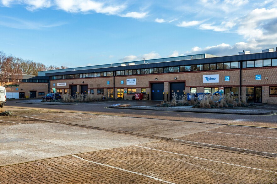 Newton Rd, Crawley to rent - Building Photo - Image 3 of 12