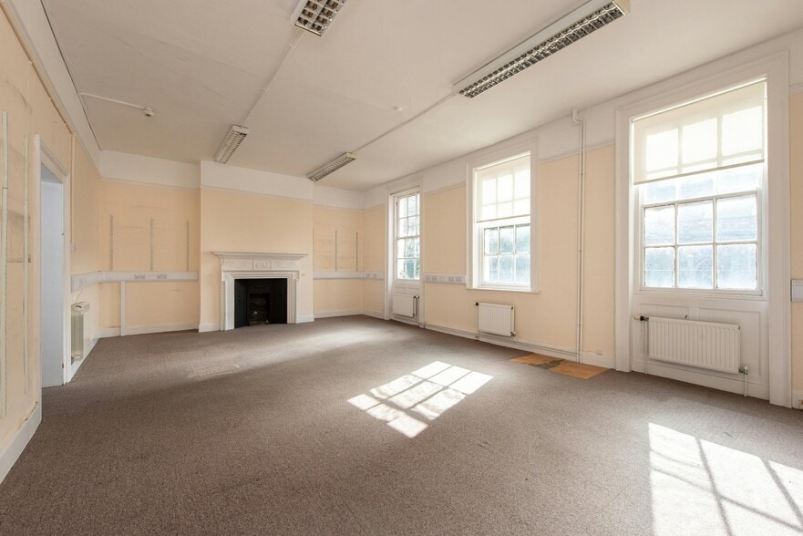4-5 College Yard, Worcester for sale - Building Photo - Image 2 of 11