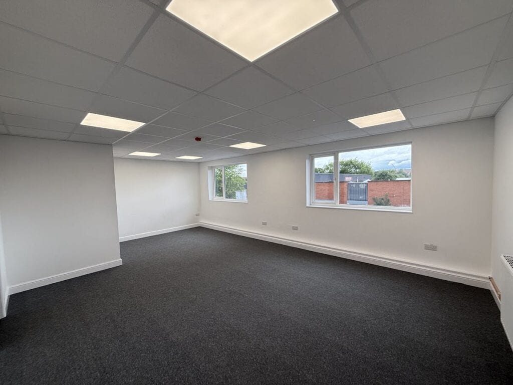 Hewell Rd, Redditch to rent Interior Photo- Image 1 of 4