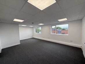 Hewell Rd, Redditch to rent Interior Photo- Image 1 of 4