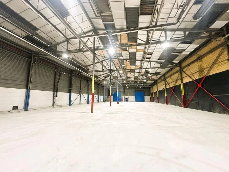 Light Industrial in Corbeil-Essonnes to rent - Interior Photo - Image 3 of 17