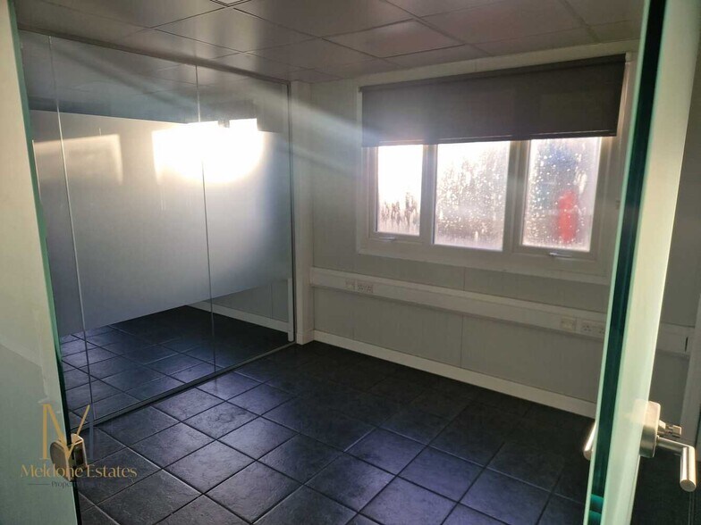 Unit R4 Offices, Northfleet Industrial Est, Lower Rd, Northfleet to rent - Building Photo - Image 3 of 5