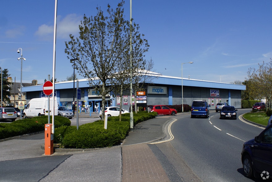 Barnstaple Retail Park portfolio of 2 properties for sale on LoopNet.co.uk - Primary Photo - Image 2 of 2