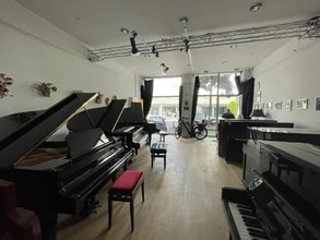 Retail in Lyon to rent Interior Photo- Image 1 of 1