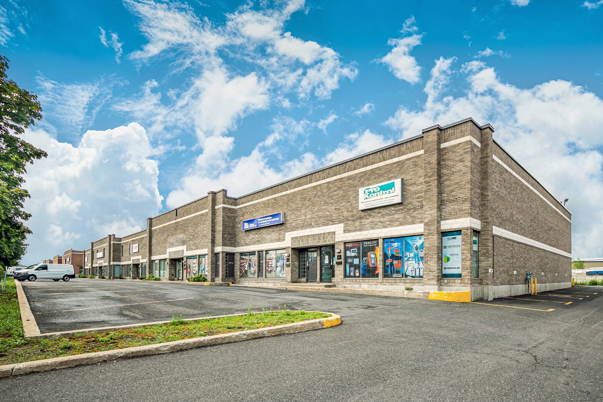 908-926 Rue Jean-Neveu, Longueuil, QC to rent Building Photo- Image 1 of 2