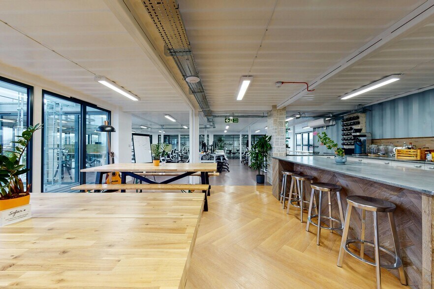 212 Regents Park Rd, London to rent - Interior Photo - Image 2 of 38