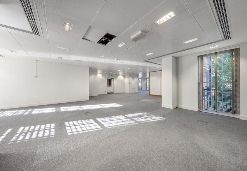 76 Crown Rd, Twickenham to rent - Building Photo - Image 3 of 8