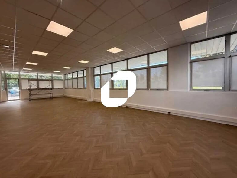 Office in Osny to rent - Building Photo - Image 1 of 16