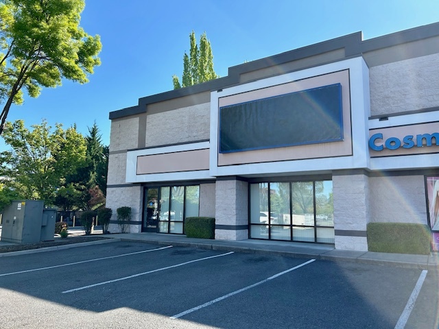 1390 Biddle Rd, Medford, OR for rent - Building Photo - Image 1 of 23