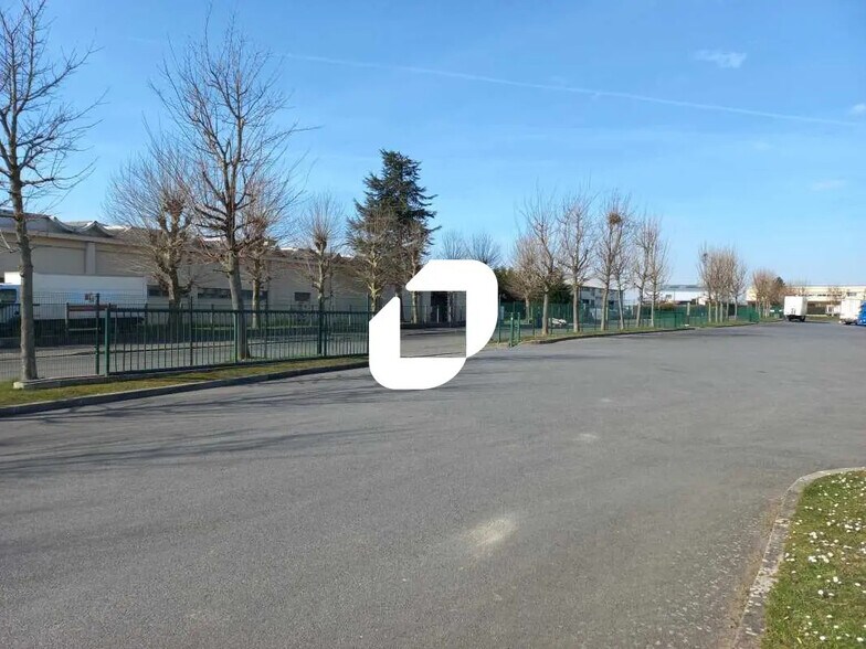 Light Industrial in Goussainville to rent - Building Photo - Image 2 of 15
