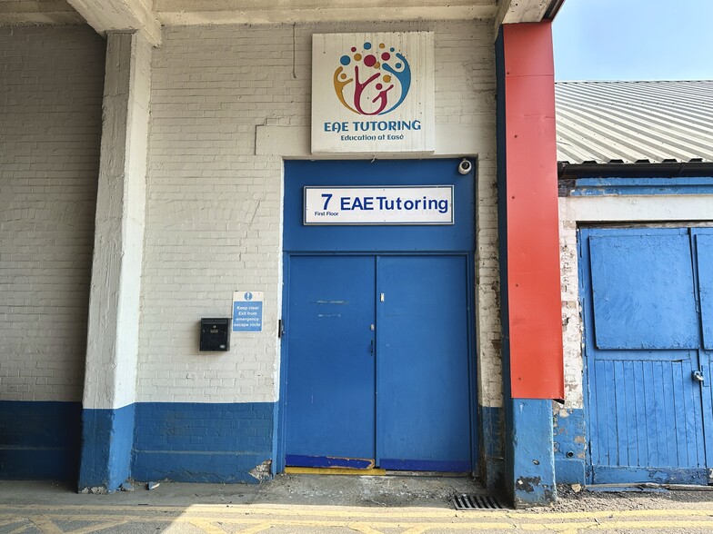 Leagrave Rd, Luton to rent - Building Photo - Image 1 of 7