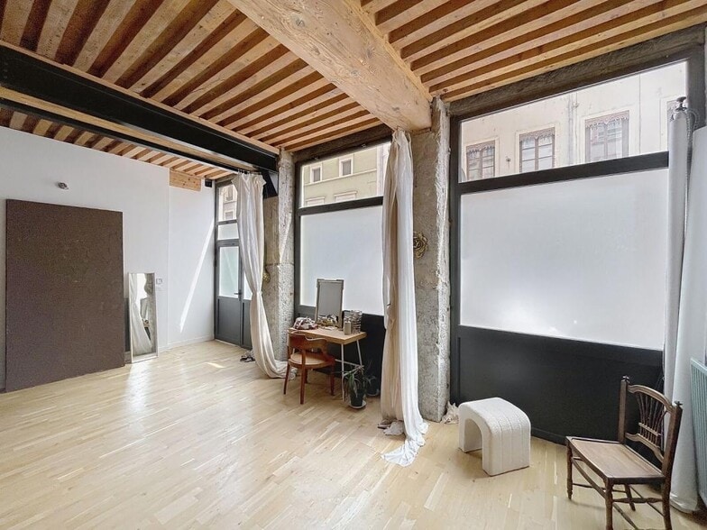 3 Grande Rue De Saint-Clair, Caluire-et-Cuire to rent - Interior Photo - Image 2 of 10