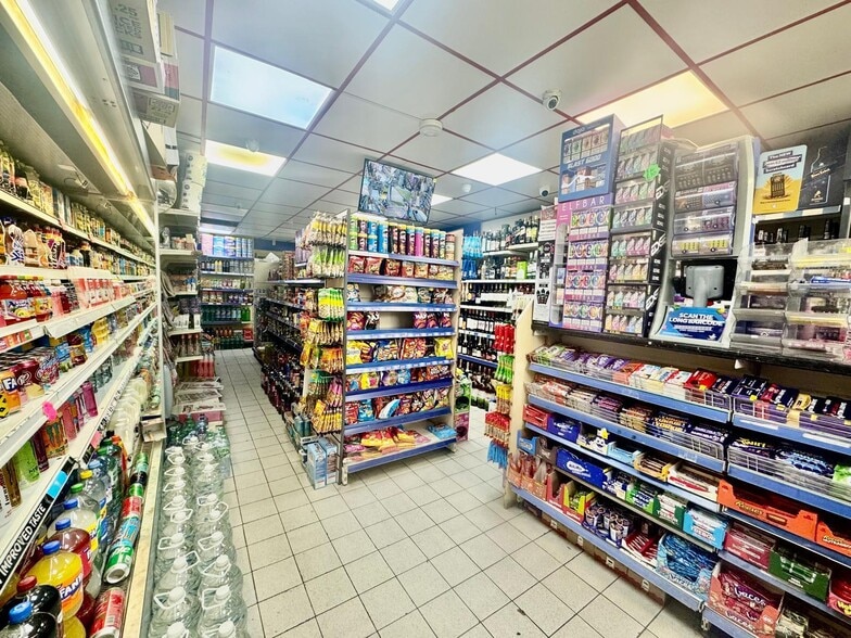 1-6 Ashwell Parade, Luton for sale - Building Photo - Image 3 of 6