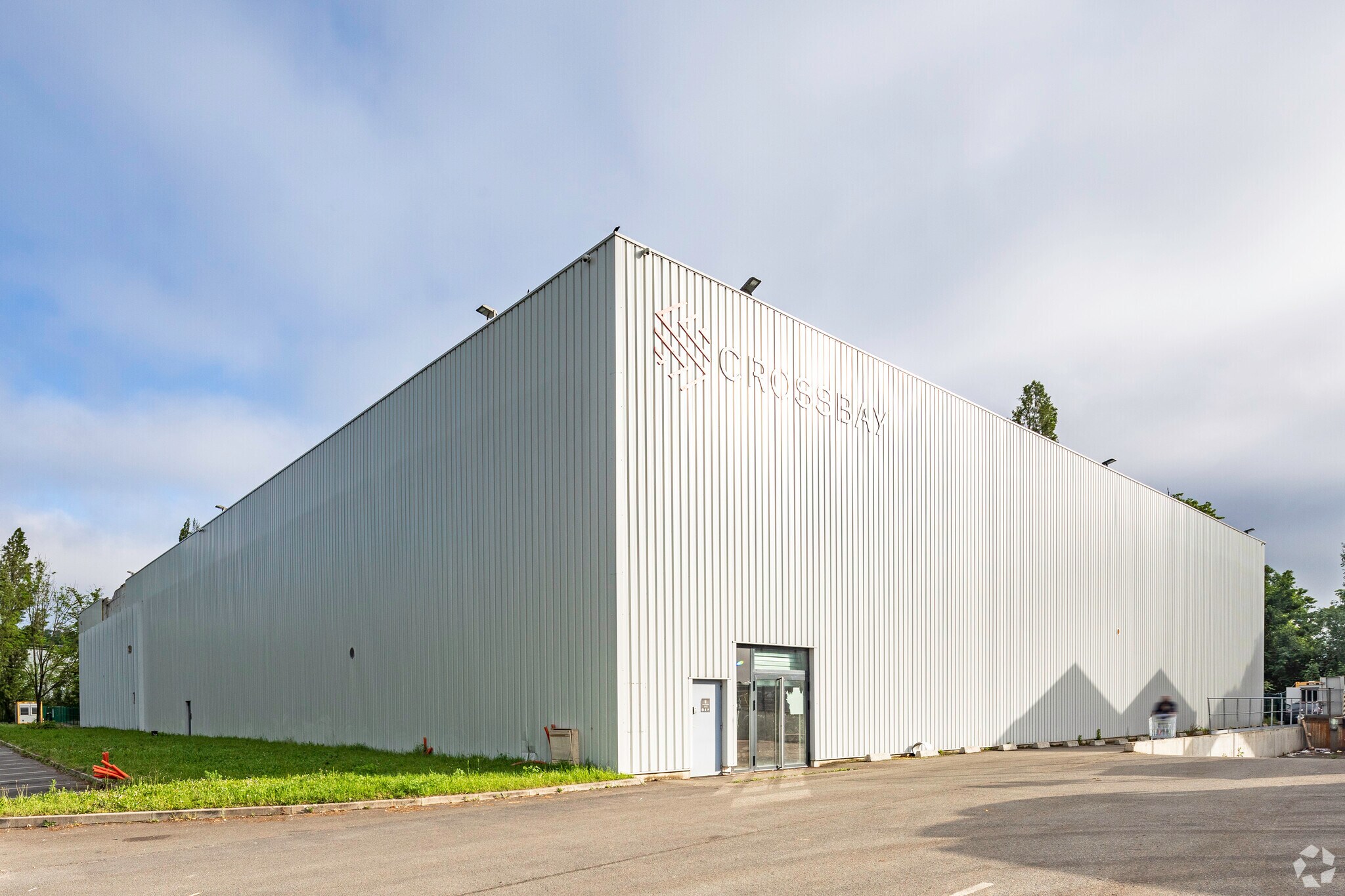 Light Industrial in Saint-Ouen-l'Aumône to rent Primary Photo- Image 1 of 3