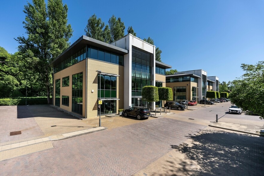 Chiltern Hl, Gerrards Cross to rent - Building Photo - Image 3 of 9