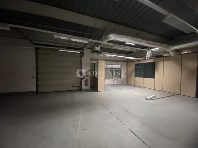 Light Industrial in Trappes to rent - Interior Photo - Image 2 of 6