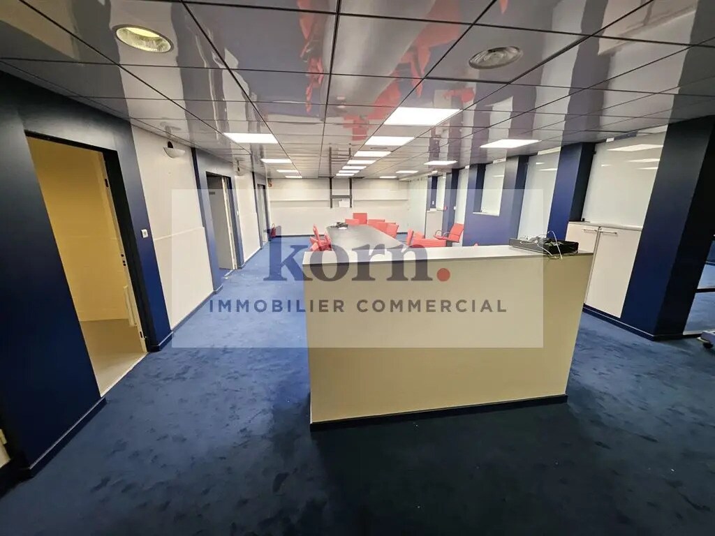 Retail in Suresnes to rent Interior Photo- Image 1 of 10