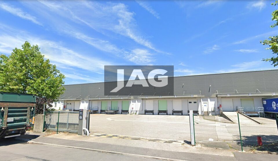 Industrial in Vénissieux to rent - Building Photo - Image 1 of 4