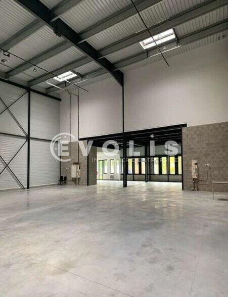 Light Industrial in Tremblay En France for sale - Interior Photo - Image 2 of 10