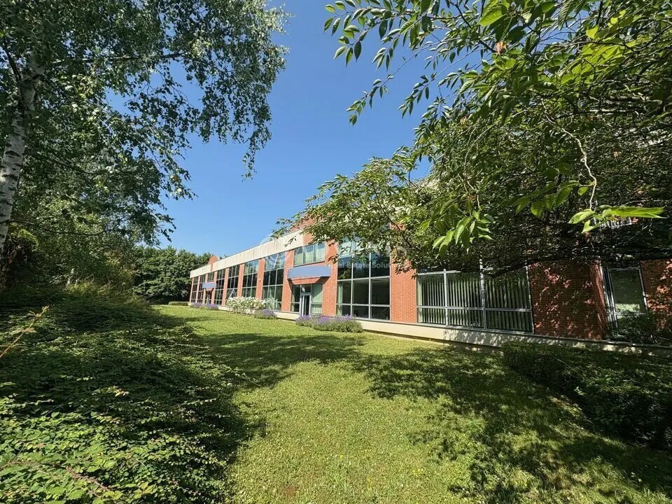 Office in Guyancourt to rent Building Photo- Image 1 of 7