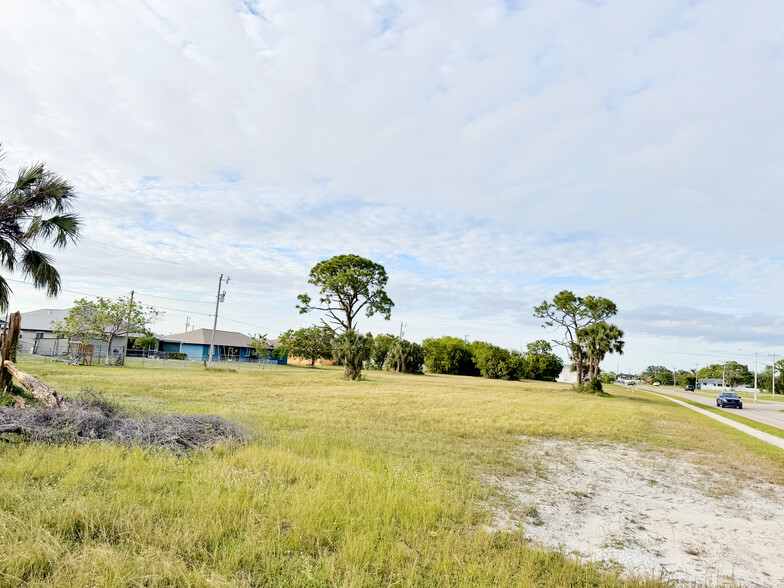 816 Skyline Blvd, Cape Coral, FL for sale - Primary Photo - Image 2 of 3