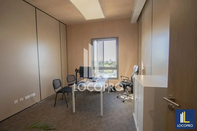 Office in Vitrolles to rent Interior Photo- Image 1 of 6