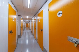 Book End, Witney to rent Interior Photo- Image 1 of 2