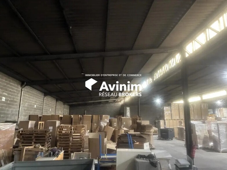 Industrial in Vitrolles to rent - Interior Photo - Image 1 of 7