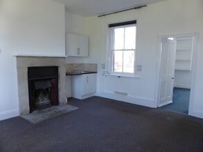 High St, Berkeley to rent Interior Photo- Image 2 of 4