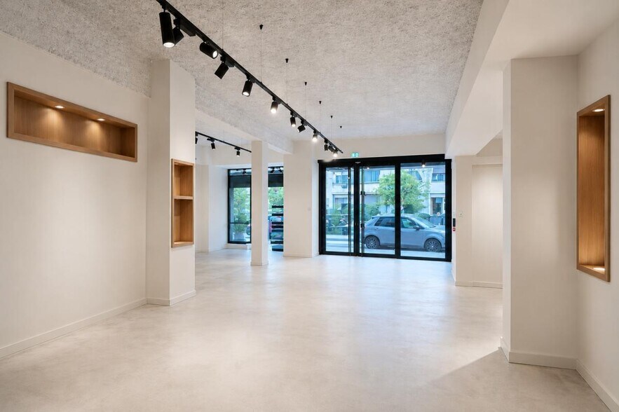 Retail in Marseille to rent - Interior Photo - Image 1 of 6