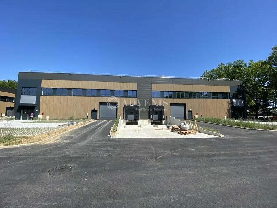 Light Industrial in Trappes to rent Building Photo- Image 1 of 7