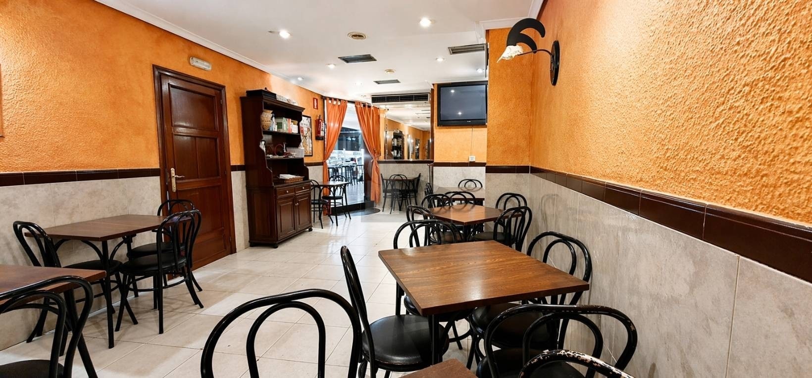 Retail in Madrid, Madrid to rent Interior Photo- Image 1 of 11