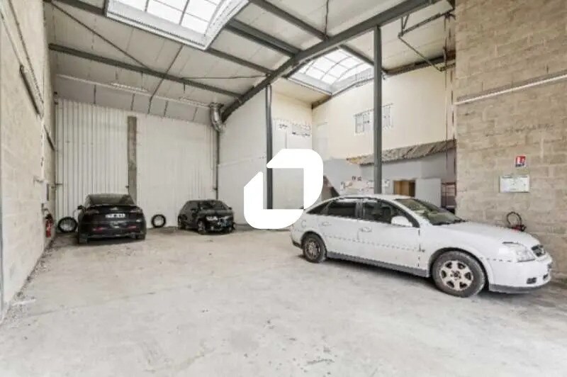 Light Industrial in Stains to rent Interior Photo- Image 1 of 13