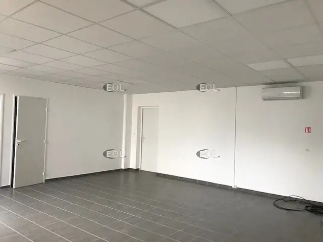 Light Industrial in Vitrolles to rent - Interior Photo - Image 3 of 3